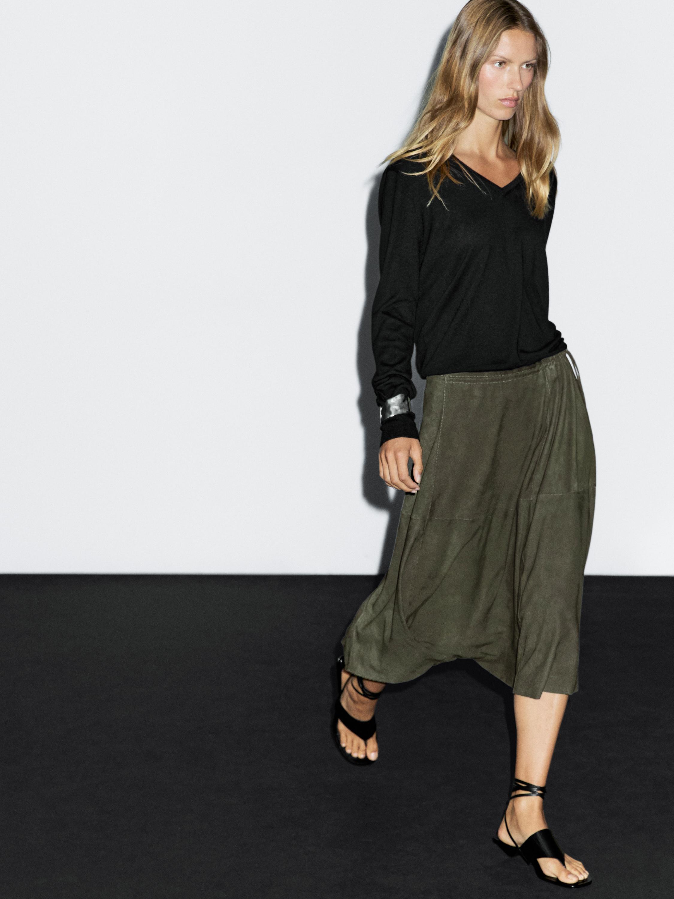 Jupe froncée en cuir finition daim